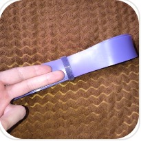 Foto de cliente mostrando el grosor de una banda morada
